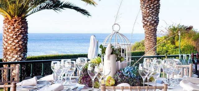 Свадебный стол на морском берегу