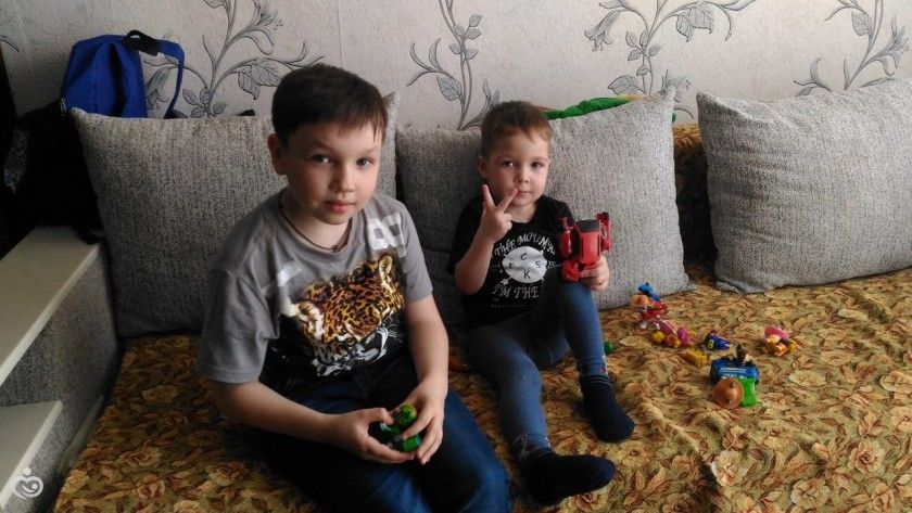 немного нас)