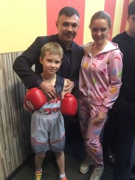 Сын в 8 лет впервые участвовал в соревнованиях по боксу и победил:) Сын в 8 лет впервые участвовал в соревнованиях по боксу и победил:)