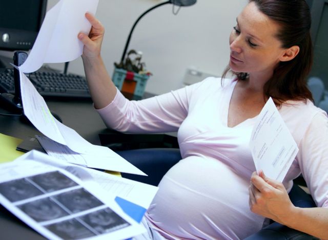 Декретный отпуск и пособие по беременности и родам при срочном трудовом договоре