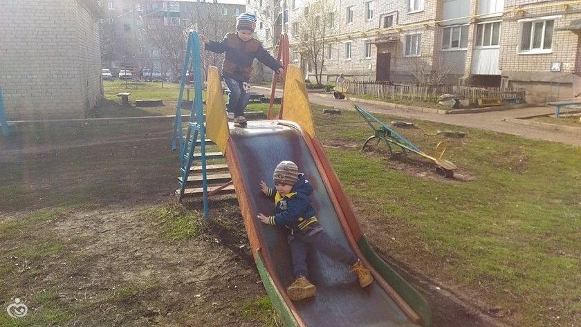 немного нас)